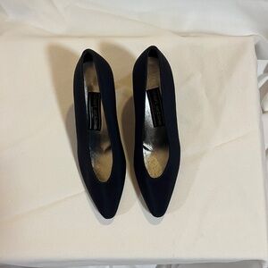 Stuart Weitzman Classic 2 inch Kitten Heel, Sz 7 W